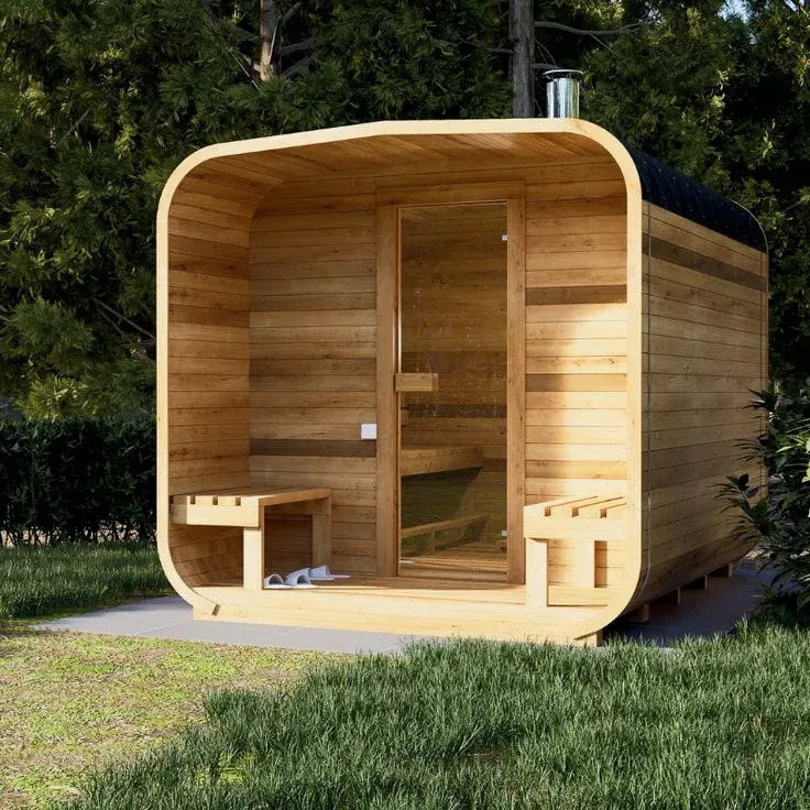 Yaşıl həyətdə yan-yana duran taxta barrel sauna, kub sauna və panorama şüşəli kabin sauna
