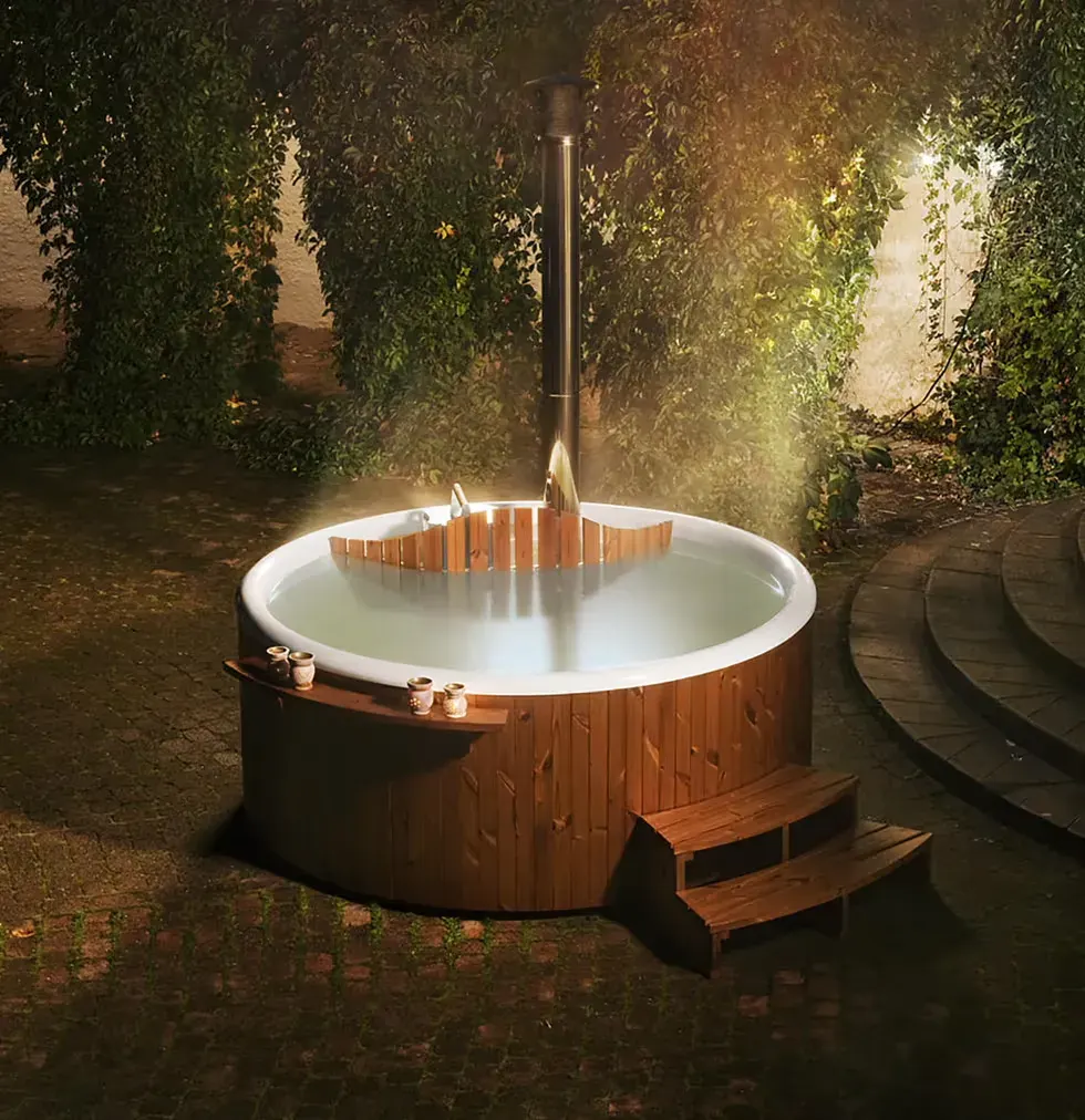 Axşam bağda işıqlandırılmış, bacalı sobası olan dairəvi taxta hot tub